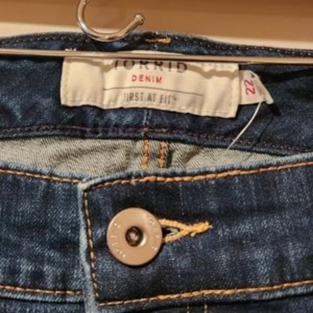 TORRID Bermuda denim boyfriend distressed low rise jean shorts size 22 - Picture 5 of 10